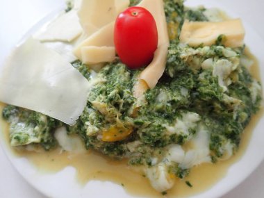 Ispanaklı ev yapımı sağlıklı kahvaltı yumurtaları.