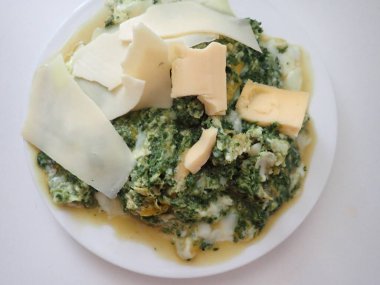 Ispanaklı ev yapımı sağlıklı kahvaltı yumurtaları.