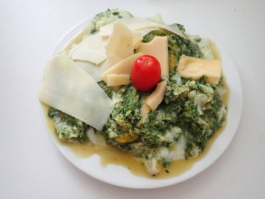 Ispanaklı ev yapımı sağlıklı kahvaltı yumurtaları.