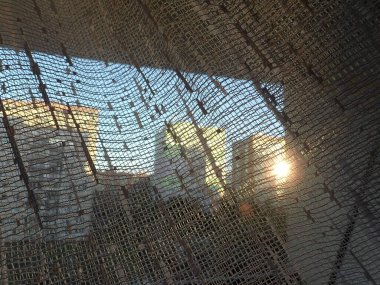 gizli pencereden dışarı bak perdenin içinden