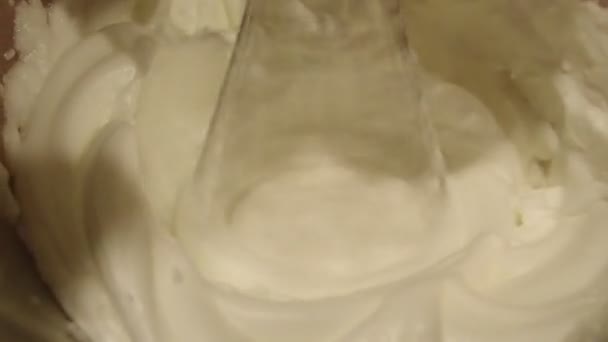 Αυγό Άσπρο Κτύπημα Ένα Μπολ Στην Κουζίνα — Αρχείο Βίντεο