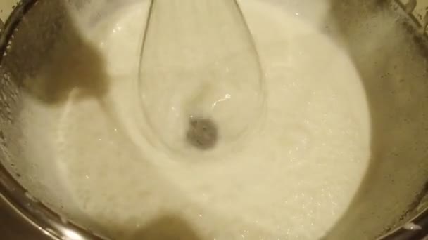 Pâte Blanche Oeuf Dans Bol Dans Cuisine — Video