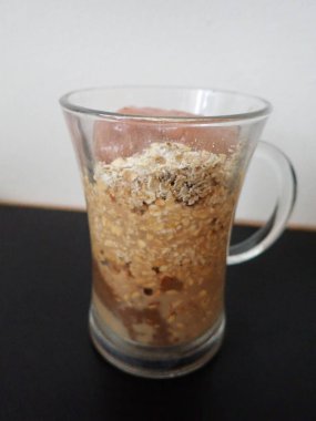 Bir bardak kahve ve çikolatalı tatlı.