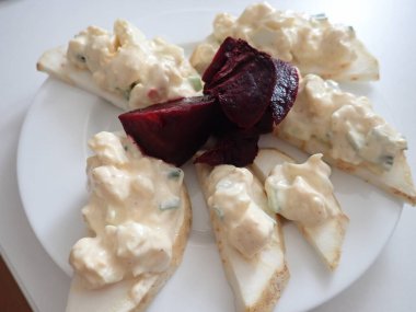 Dilimlenmiş gevşek bir tabakta pancar kökü