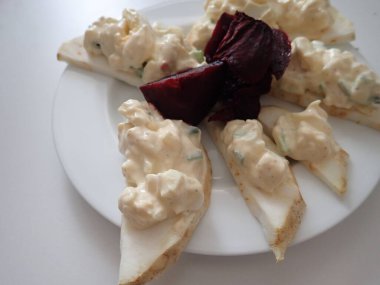 Dilimlenmiş gevşek bir tabakta pancar kökü