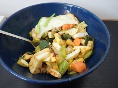 Diyet için lezzetli taze sağlıklı sebze salatası.