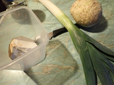 Sağlıklı bir çorba için taze çiğ sebze doğramak.