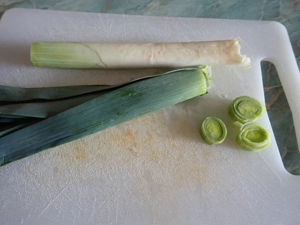 スープのための新鮮な生野菜を切る 健康的な料理 — ストック写真