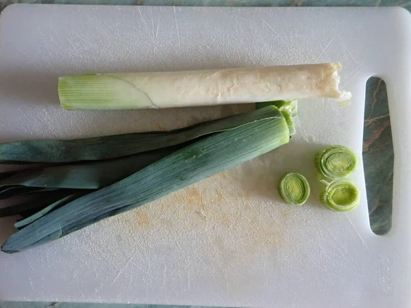 スープのための新鮮な生野菜を切る 健康的な料理 — ストック写真