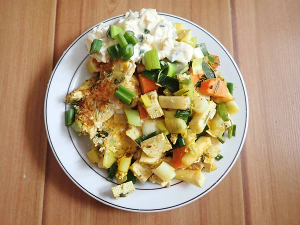 おいしい新鮮な健康野菜サラダの食事 — ストック写真