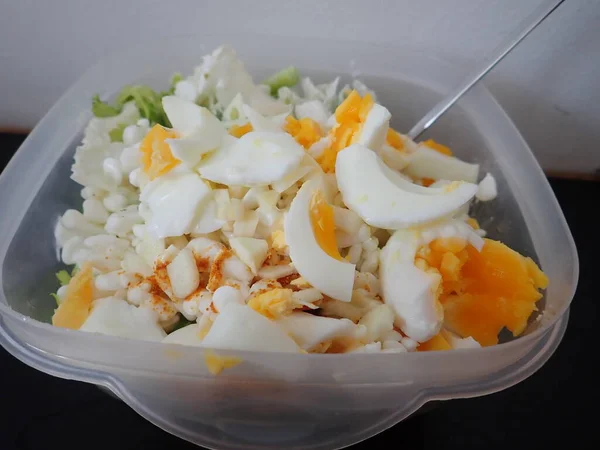 食用新鲜健康蔬菜沙拉 — 图库照片