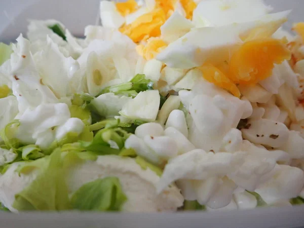 食用新鲜健康蔬菜沙拉 — 图库照片