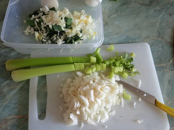 Cortar Verduras Cruas Frescas Uma Sopa Cookikg Sadio — Fotografia de Stock