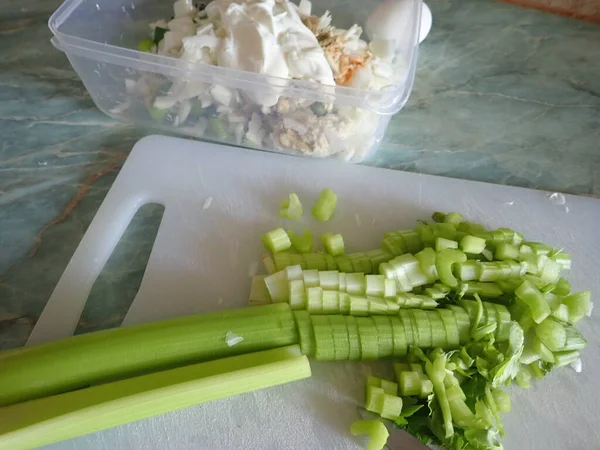 切鲜生菜做汤 健康烹调用 — 图库照片