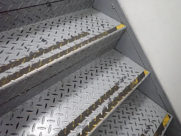 有安全标志的灰色紧急楼梯金属台阶 — 图库照片