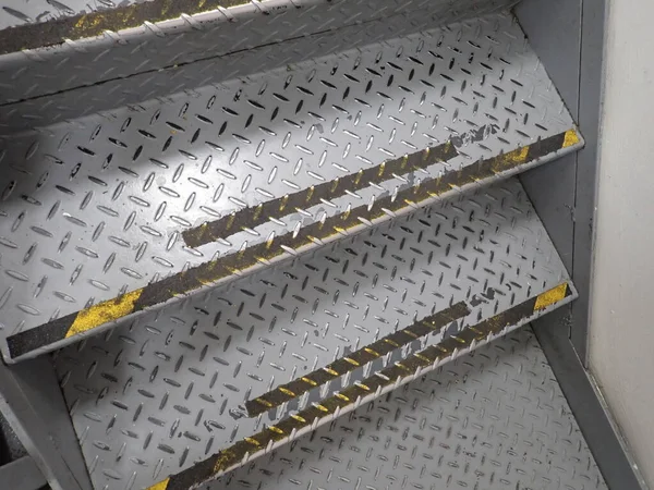 Escadas Emergência Cinza Passos Metal Com Marcas Segurança — Fotografia de Stock