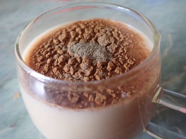 Bir fincan sütlü kahve.