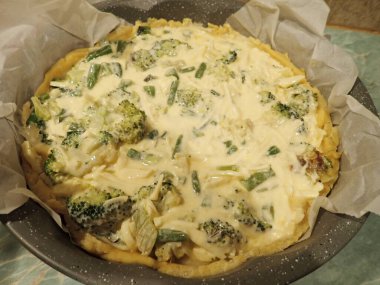 Mutfakta peynirli ev yapımı yeşil sebzeli kiş