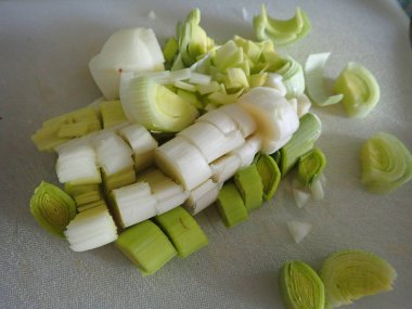 Pişirmek için yeşil soğan ve pırasa kesiyorum.
