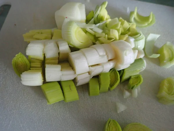 Cortar Una Cebolla Verde Puerro Para Cocinar —  Fotos de Stock