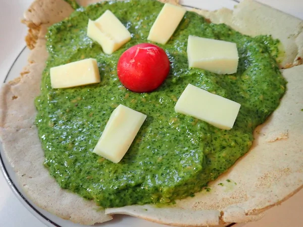 Pfannkuchen Mit Grünem Pesto Und Käse Auf Einem Teller — Stockfoto