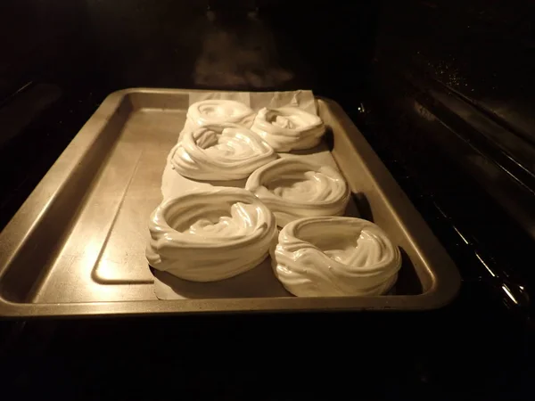 Házi Készítésű Sütés Egy Édesebb Merenque Torta Konyhában — Stock Fotó