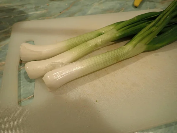 Cortar Una Cebolla Verde Puerro Para Cocinar —  Fotos de Stock