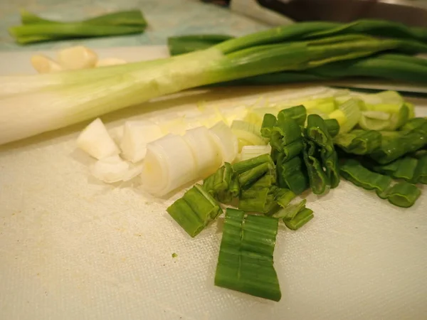 Cięcie Zielonej Cebuli Porów Gotowania — Zdjęcie stockowe