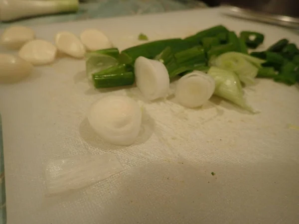 Cortar Uma Cebola Verde Alho Porro Para Cozinhar — Fotografia de Stock