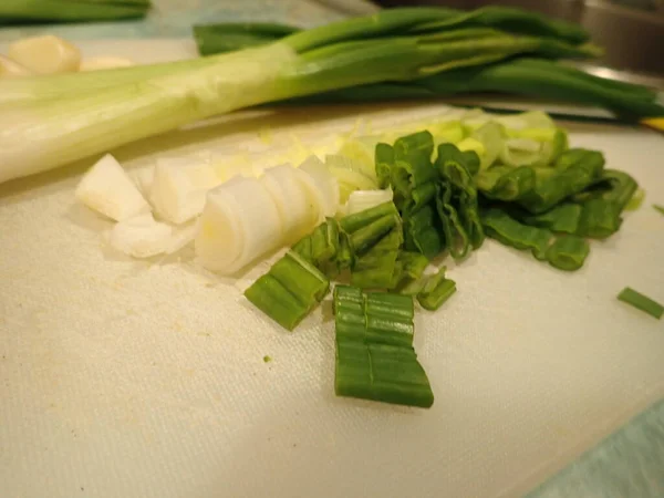 Cortar Uma Cebola Verde Alho Porro Para Cozinhar — Fotografia de Stock