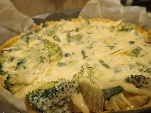 Zelfgemaakte Groene Groente Quiche Met Kaas Keuken — Stockfoto
