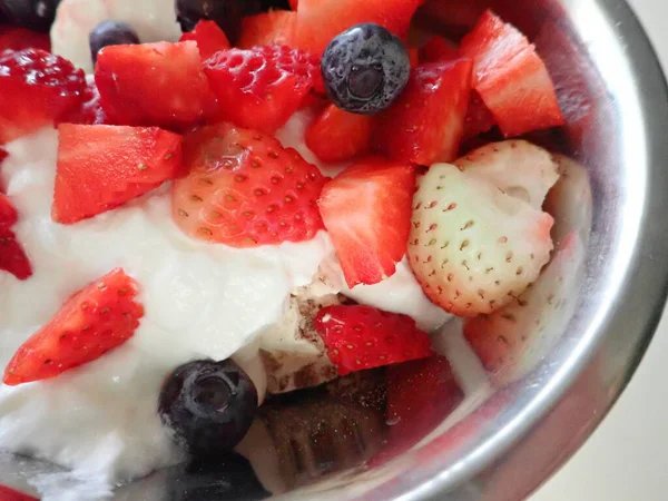 早餐加草莓蓝莓和杏仁的酸奶 — 图库照片