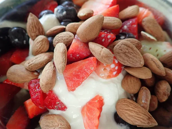 Joghurt Mit Erdbeeren Blaubeeren Und Mandeln Zum Frühstück — Stockfoto