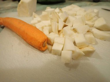 Mutfakta pişirdiğim ev yapımı sebze çorbası.