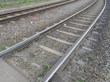 kaldırımda gri kaldırımlı tramvay rayları