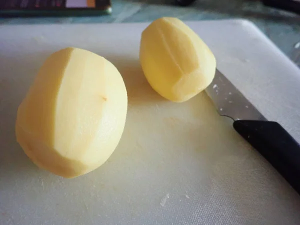 Twee Rauwe Aardappelen Gepeld Gesneden Voor Het Koken — Stockfoto