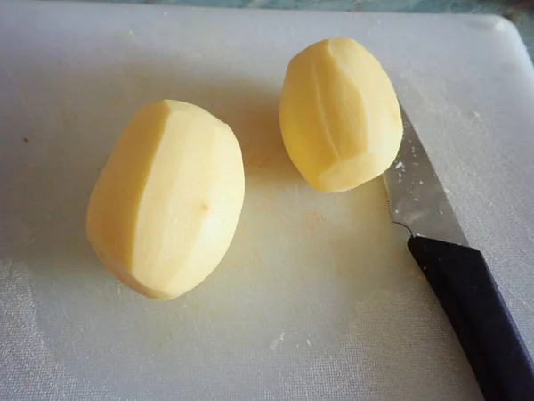 Twee Rauwe Aardappelen Gepeld Gesneden Voor Het Koken — Stockfoto