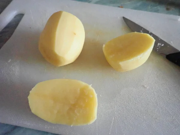 Deux Pommes Terre Crues Pelées Coupées Pour Cuisson — Photo