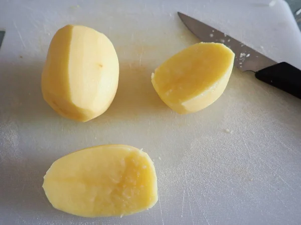 Doi Cartofi Cruzi Decojiți Tăiați Pentru Gătit — Fotografie, imagine de stoc