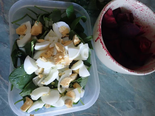 Mutfakta Taze Sebze Salatası Hazırlıyorum — Stok fotoğraf