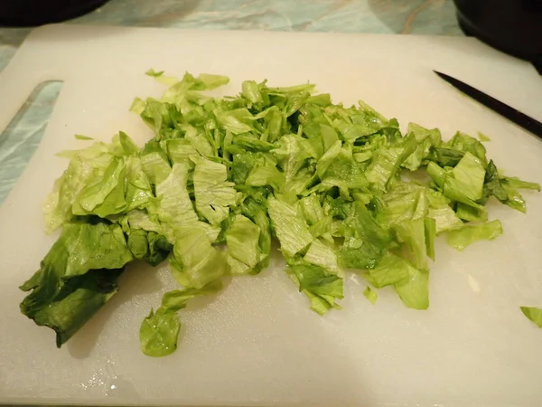 Domowe Przygotowanie Świeżej Sałatki Warzywnej Kuchni — Zdjęcie stockowe