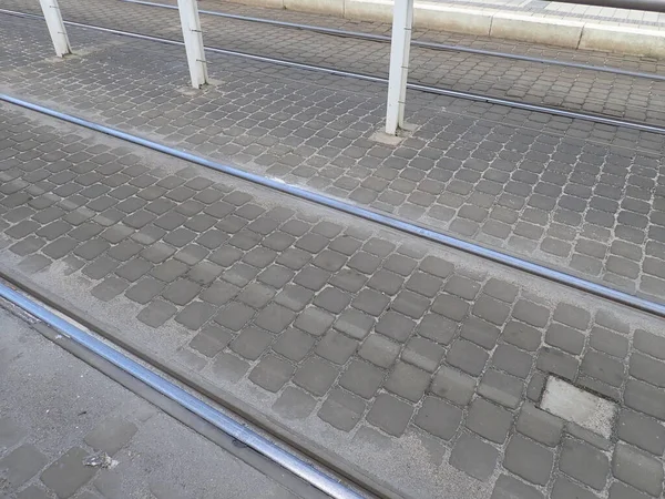 Trilhos Linha Bonde Rua Com Pavimento Cinza Uma Calçada — Fotografia de Stock