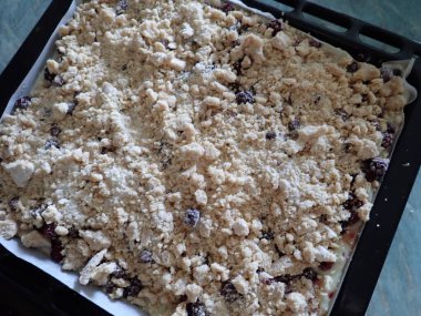 Mutfakta ev yapımı meyveli kek.