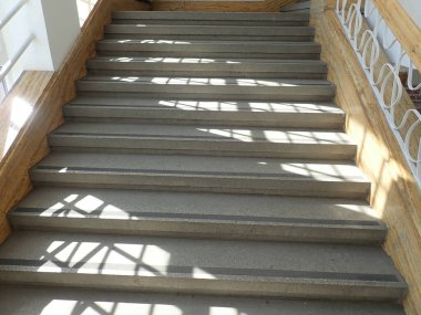 İç merdivenlerde ışık ve gölgenin ayrıntıları    