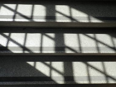 İç merdivenlerde ışık ve gölgenin ayrıntıları    