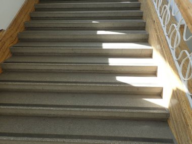 İç merdivenlerde ışık ve gölgenin ayrıntıları    