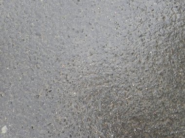 Su damlalarının detayları ıslak bir yüzeye sıçrar.  