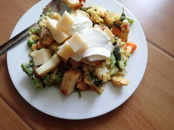 Masadaki Tabakta Servis Edilen Sıcak Sebze Salatası — Stok fotoğraf