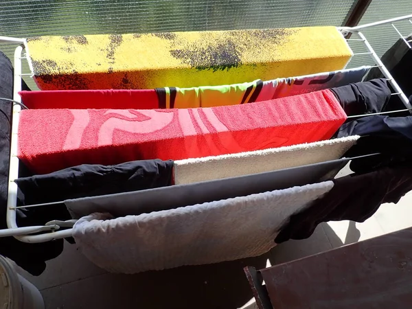 Secar Roupa Colorida Uma Varanda Dia Ensolarado — Fotografia de Stock