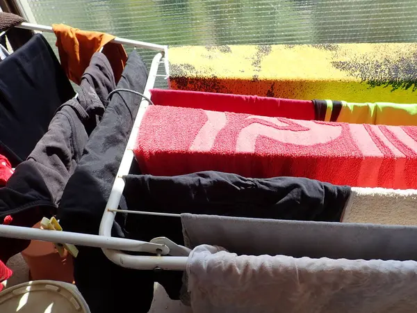 Séchage Blanchisserie Colorée Sur Balcon Par Une Journée Ensoleillée — Photo